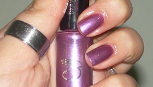 Smalto bianconiglio cosmetics n° ametista swatch boccetta dritta