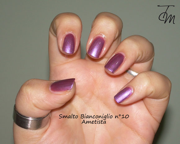 Smalto-bianconiglio-cosmetics-n°10-ametista-swatch-mano-intera